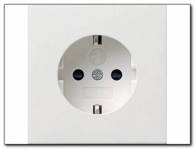 Gniazdo SCHUKO z ochr.dz. Gira F100 biały